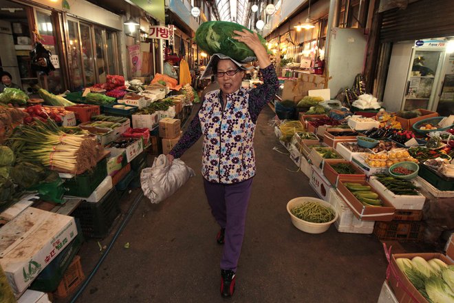 Jesen je v Južni Koreji čas za Kimjang, tradicionalni korejski dogodek, ko kimči, pikantno kislo zelje, pripravijo za najhladnejše zimske mesece. Foto Reuters