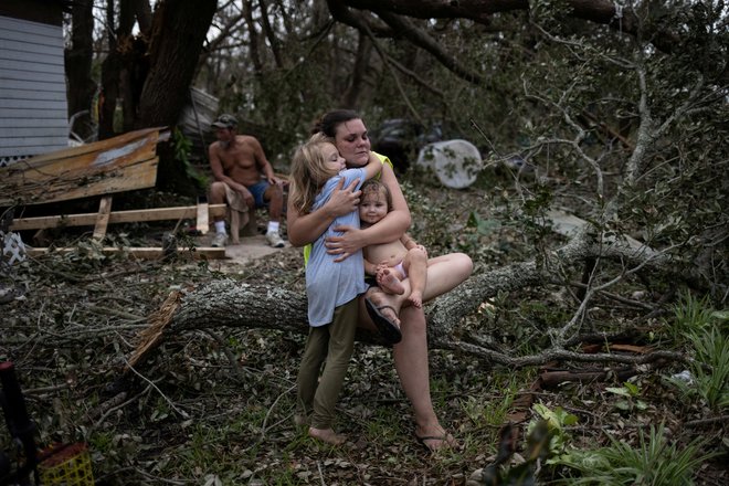 Tiffany Miller, ki je ostala brez vsega, se je z otroci vrnila v svoj uničeni dom dan po tem, ko je orkan Ida pustošil v Golden Meadowu v Louisiani. FOTO: Adrees Latif/Reuters