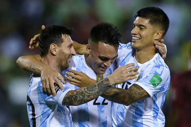 Za Argentino se je dvoboj proti Venezueli začel slabo, končal se je odlično. Lionel Messi (levo) je ušel hujši poškodbi, Lautaro Martinez in Joaquin Correa (desno) pa sta bila med strelci za zanesljivo zmago s 3:1. FOTO: Yuri Cortez/AFP