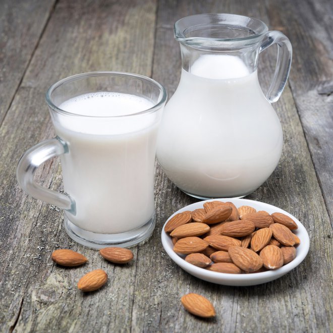 V veliko pakiranih embalažah mandljevega mleka najdemo snov, ki sliši na ime karegen, ki sicer ni prepovedana, a v nekaterih primerih lahko povzroča težave s prebavnim traktom. FOTO: Shutterstock