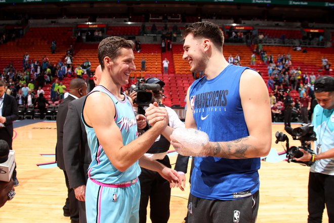 Košarkarski navdušenci so na nogah, Goran Dragić in Luka Dončić bi lahko v novi sezoni NBA združila moči v Dallasovem dresu. FOTO: Issac Baldizon/NBAE Getty Images