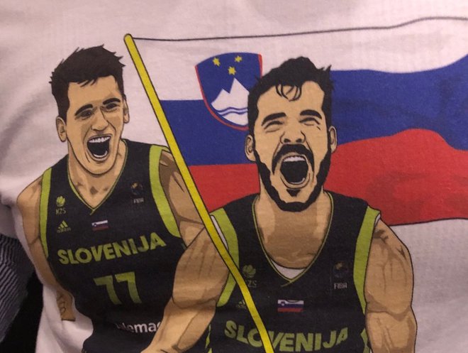 Luka Dončić in Goran Dragić v Dallasu s sloganom I feel Slovenia. FOTO: Will Mans/Twittter
