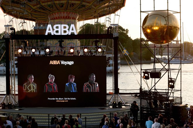 V zabaviščnem parku Grona Lund v Stockholmu se je včeraj zbrala množica, da prisostvuje novemu začetku skupine. FOTO: AFP