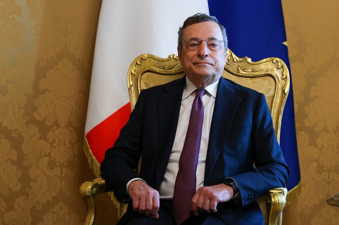 Ko je že kazalo, da bo spopad v koalicijskih vrstah ogrozil vlado in porušil njeno na videz absolutno moč in večino, je posegel vmes Mario Draghi. FOTO: Reuters