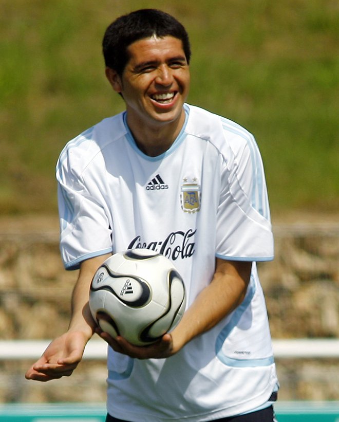 Riquelme (na fotografiji) med pripravami za nastop na SP 2006 v Nemčiji, kjer je Argentina proti domačinom izgubila po dramatičnem izvajanju enajstmetrovk v četrtfinalu. Riquelme je tekmo začel, Messi je odmevno obsedel na klopi in ni dobil priložnosti. FOTO: Enrique Marcarian/Reuters
