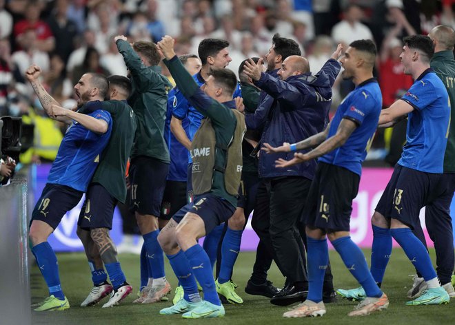 Italijani so si v Londonu ob naslovu prvakov dali duška. FOTO: Frank Augstein/AFP