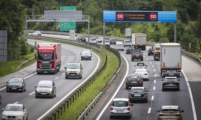 &raquo;Včasih se ob opazovanju težkega tovornega prometa po naših avtocestah v obeh smereh vprašam, ali je res treba toliko in toliko blaga prevažati v eno in drugo smer, še posebej, če ne gre morda za podobno blago&laquo;, pravi Jure Kostanjšek, generalni sekretar AMZS.<br />
FOTO:&nbsp;Foto Jože Suhadolnik