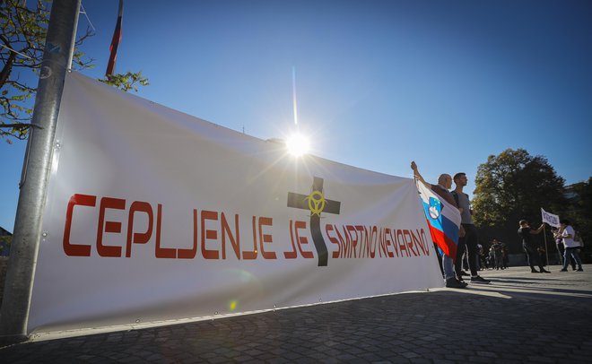 Nasprotniki cepljenja so izkoristili razklanost politike, kar je nauk za prihodnost. FOTO: Jože Suhadolnik/Delo