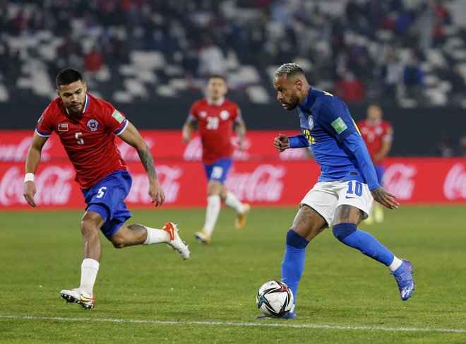 Neymar (desno) tokrat ni navdušil brazilskih navijačev. FOTO: Claudio Reyes/Reuters