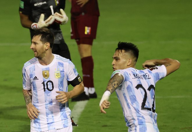 Lionel Messi (levo) v Caracasu ni zatresel mreže Venezuele, je bil pa vesel gola Lautara Martineza (22). FOTO: Miguel Gutierrez/Reuters