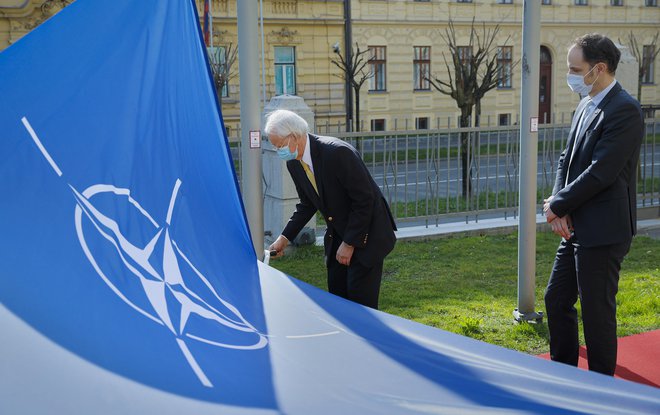 Članstva v zvezi Nato povprečen Slovenec v vsakdanjem življenju ne občuti, kritiki zveze pa za zavezništvo ne ponujajo alternative.<br />
FOTO: Jože Suhadolnik/Delo