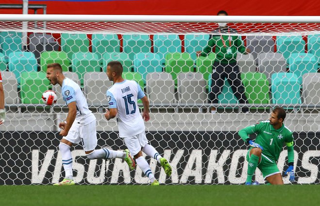 Lovrić (z žogo) proslavlja po vodilnem zadetku v zaključku prvega polčasa. FOTO: Borut Živulović/Reuters