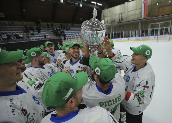 Hokejisti Olimpije se z Bleda vračajo s pokalom. FOTO: Jože Suhadolnik