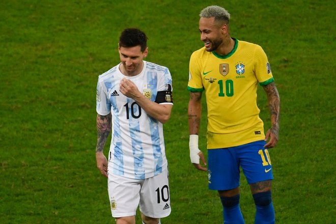 Lionel Messi in Neymar se bosta po skupnih pariških druženjih danes soočila še v južnoameriškem derbiju med Brazilijo in Argentino v kvalifikacijah za svetovno prvenstvo. FOTO: Mauro Pimentel Afp