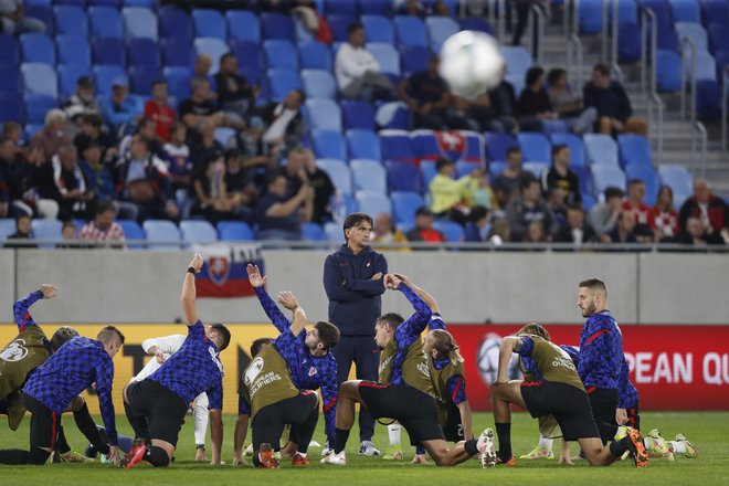 Hrvaški nogometni selektor Zlatko Dalić bije bitke na dveh frontah, na igrišču in zunaj njega, kjer ne se ne more otresti ostrih kritik kljub odličemu izhodišču. FOTO: David W Cerny/Reuters