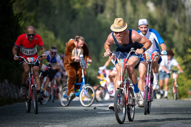 Tudi letos so se številni zelo potrudili z opravami &ndash; in se še dodatno namučili v njih na vzponu. FOTO:&nbsp;&nbsp;Jure Makovec/Red Bull Content Pool