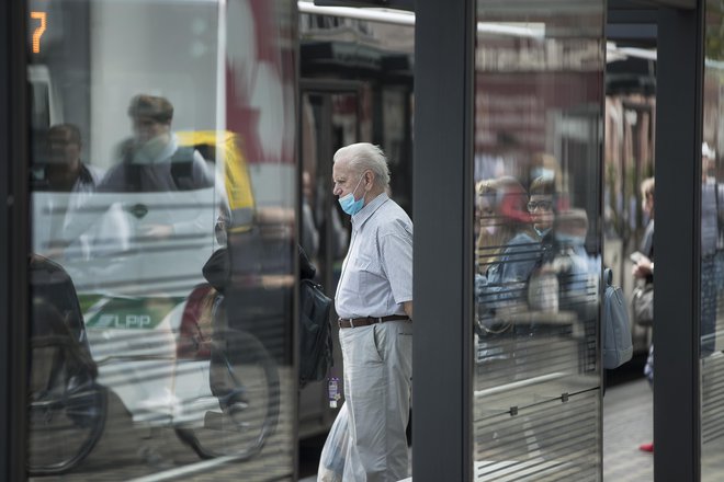 Okuženih je spet nekoliko več. FOTO: Jure Eržen/Delo