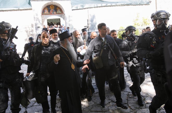 Varnostniki so varovali patriarha in metropolita v samostan. FOTO: Stevo Vasiljević/Reuters