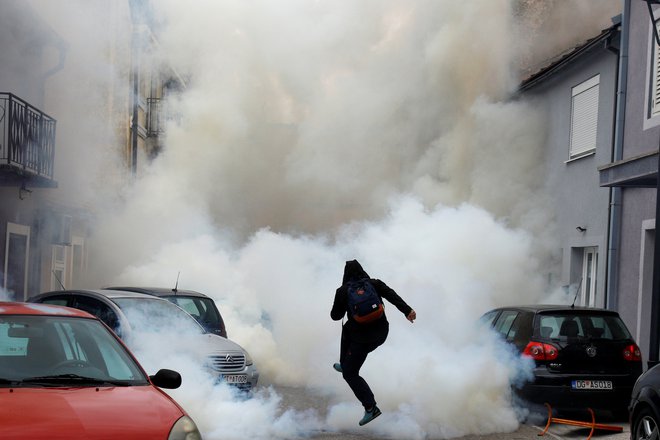 Na protestnike so spustili tudi solzivec. FOTO: Stevo Vasiljević/Reuters