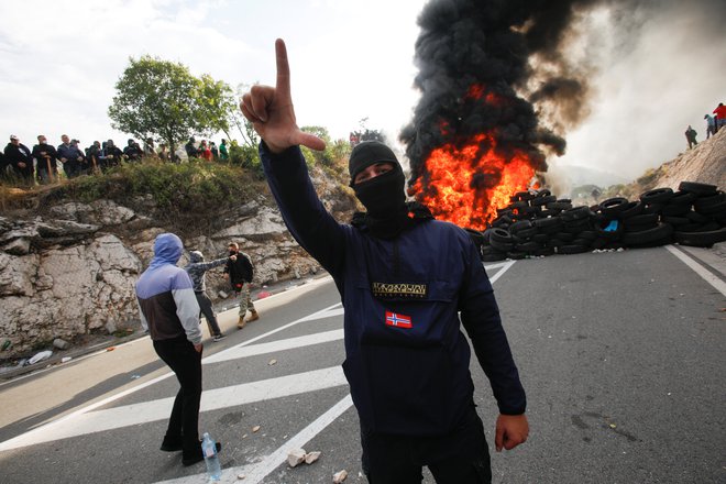 Protestniki so postavili več barikad, tudi iz gorečih gum. FOTO: Stevo Vasiljević/Reuters