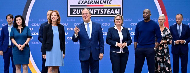 Kanclerski kandidat Armin Laschet z ekipo strokovnjakov, ki naj bi volivce tik pred zdajci prepričala, da je CDU najboljša stranka za Nemčijo. FOTO: John Macdougall/AFP