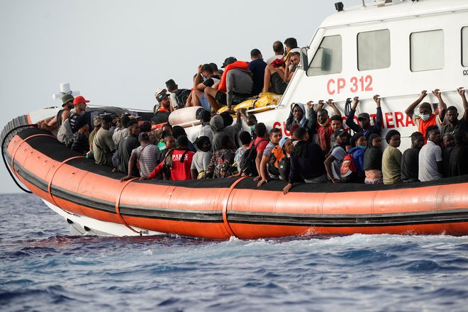 Begunci in migranti na begu pred vojnami in revščino v svoji domovini se v Libiji in Tuniziji podajajo na pot čez Sredozemsko morje, da bi dosegli Evropo. FOTO: Juan Medina/Reuters