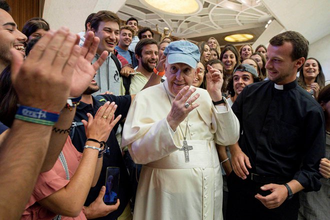 Papež Frančišek se je po julijski operaciji na črevesju vrnil v javno življenje. FOTO: Vatican Media/Reuters