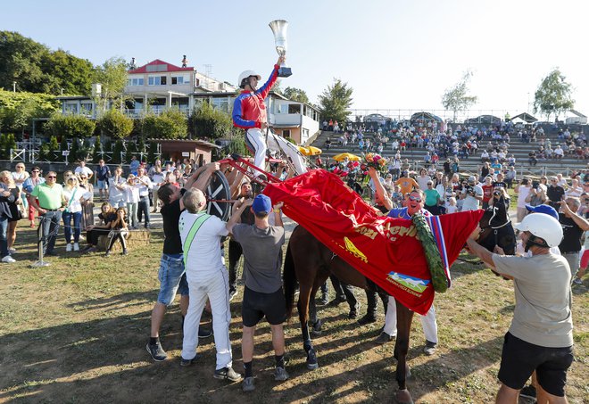 Kasaški derbi na hipodromu v Stožicah je pripadel Mitji Slaviču in konju Prime MS. FOTO: Matej Družnik