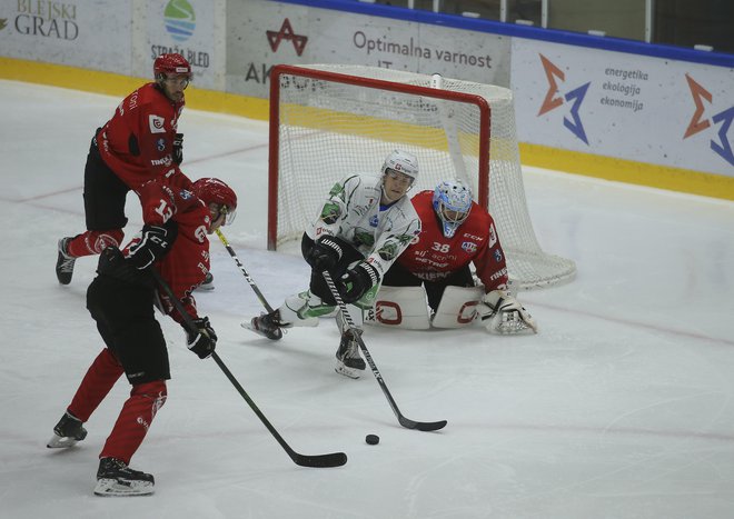 Jeseniška obramba je imela v finalu pokala HZS s kakovostnejšim ljubljanskim moštvom veliko dela. FOTO: Jože Suhadolnik/Delo