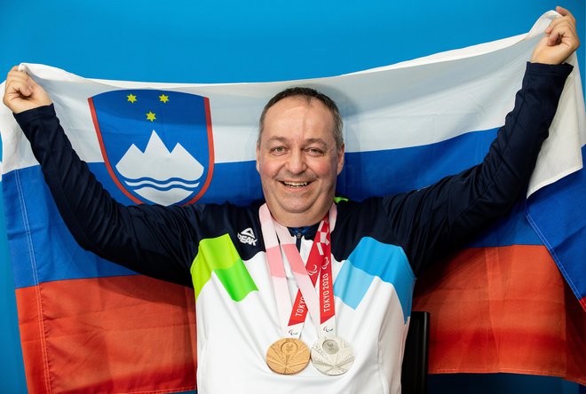 Tiršek (na fotografiji) je v Tokiu ponosno poziral s slovensko zastavo. FOTO: Vid Ponikvar/Sportida