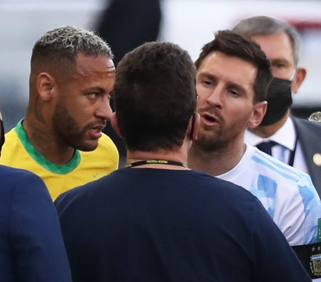 Messi bi se v težko pričakovanem obračunu, ki je veljal za ponovitev letošnjega finala južnoameriškega prvenstva, moral pomeriti z novim klubskim soigralcem Neymarjem (oba na fotografiji). FOTO: Amanda Perobelli/Reuters