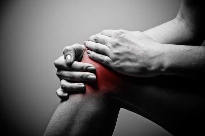 Lokacija bolečine je na zunanji strani kolena, glavni dejavniki tveganja pa so šibka srednja zadnjična mišica, čezmeren odmik kolka, povečana notranja rotacija kolena, napetost iliotibialnega trakta. FOTO: Shutterstock&nbsp;