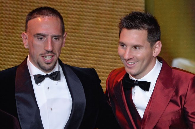 Ribery z Lionelom Messijem med podelitvijo zlate žoge v Zürichu leta 2014, ko ga je verjetno šele po zaslugi nepričakovanega podaljšanja&nbsp;roka za glasovanje premagal Portugalec Cristiano Ronaldo. Več glasov od Francoza, ki je junija prejšnje leto osvojil zgodovinsko trojno krono z Bayernom, je sicer prejel tudi Messi. FOTO: Fabrice Coffrini/AFP