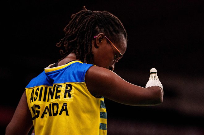 Ugandčanka Ritah Asiimwe servira na dvoboju skupinskega dela v badmintonu (SU5) na paraolimpijskih igrah v Tokiu 2020. FOTO: Yasuyoshi Chiba/Afp<br />
&nbsp;