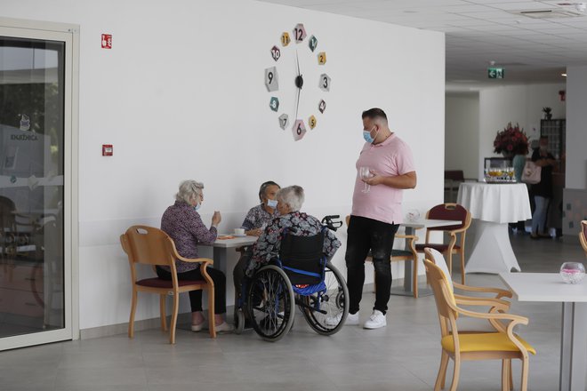 Oddelek za dementne ni edina posebnost Roza kocke, saj imajo tudi stanovanja za starejše, ki so ločena od oskrbovalnega dela. FOTO: Leon Vidic/Delo
