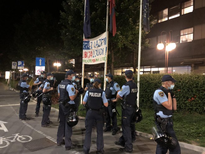 Policija je zaradi petkovega incidenta, ko so protestniki gibanja Osveščeni prebivalci Slovenije (OPS), vdrli v studio RTV Slovenija, pridržala eno osebo in ugotovili več kršitev.&nbsp; Foto: Voranc Vogel/DELO