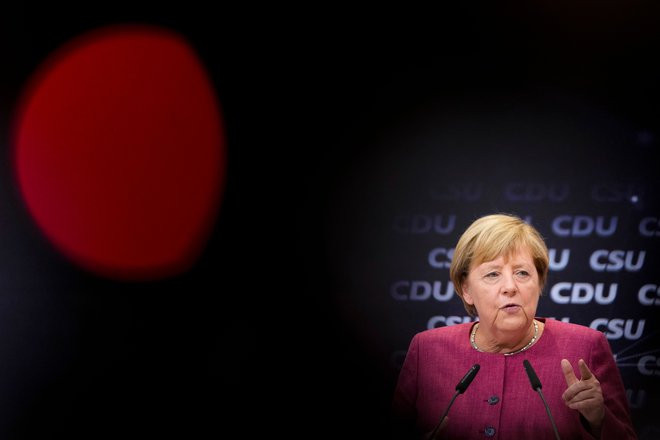 Od kanclerskega položaja se poslavlja Angela Merkel, ki je bila šestnajst let na bruseljskem parketu najpomembnejša igralka v boju s krizami. FOTO: Markus Schreiber/AFP