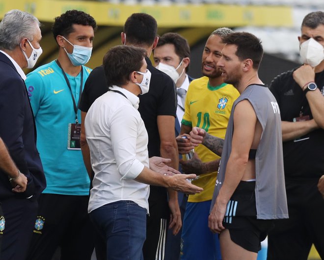 Lionel Messi in Neymar sta brez uspeha poskušala prepričati uslužbence agencije za javno zdravje, naj jim dovolijo igrati. FOTO: Amanda Perobelli/Reuters