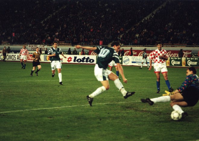 Takole je Primož Gliha 2. aprila 1997 zabil enega od treh golov na Poljudu in Hrvate poslal v dodatne boje za SP 1998. FOTO: Ljubo Stojanović