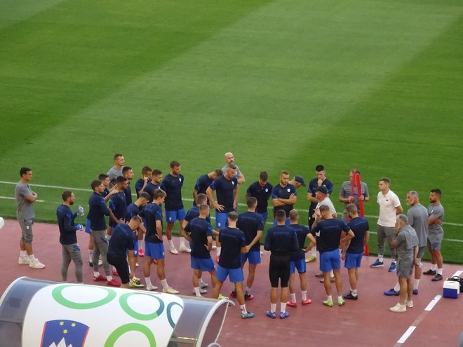 Takole je selektor Matjaž Kek sinoči še zadnjič nagovoril reprezentante pred skupnim treningom na štadionu Poljud v Splitu. FOTO: J. S.