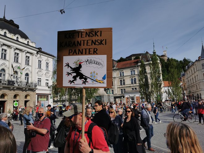 Predlagano dopolnilo koalicijskih poslancev predvideva globo od 500 do tisoč evrov za tistega, ki &raquo;se prepira, vpije ali se nedostojno vede&laquo; do uradne osebe pri uradnem poslovanju ter najvišjih predstavnikov oblasti in njihovih bližnjih. FOTO:&nbsp;Jože Suhadolnik/Delo