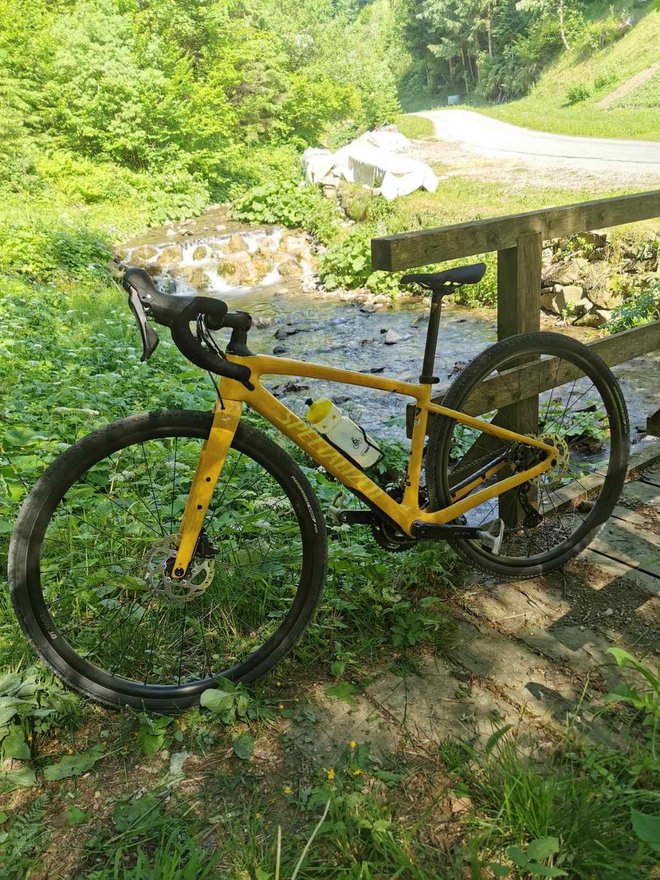 Specialized Gravel cestno kolo Diverge Sport Carbon 2021 yellow iz njene perspektive. FOTO: Arhiv Polet/Delo