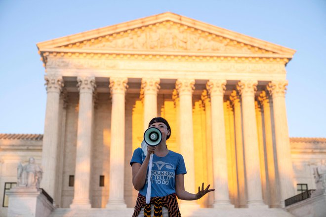 Protest pred vrhovnim sodiščem ZDA, ki&nbsp;bi&nbsp;lahko prejšnji teden zaustavilo uvedbo zakona o splavu zvezne države Teksas, a je proti temu glasovalo pet sodnikov, za pa štirje. FOTO:&nbsp;Drew Angerer/Getty Images via AFP