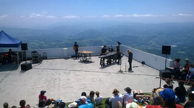 Skupina Oreka TX je nedavno spet nastopila v Bilbau, zraven je z lesenimi palicami po lesenih in kamnitih ploščah igral še Harkaitz Martínez de San Vicente, prav tako član skupine. FOTO: Oreka TX