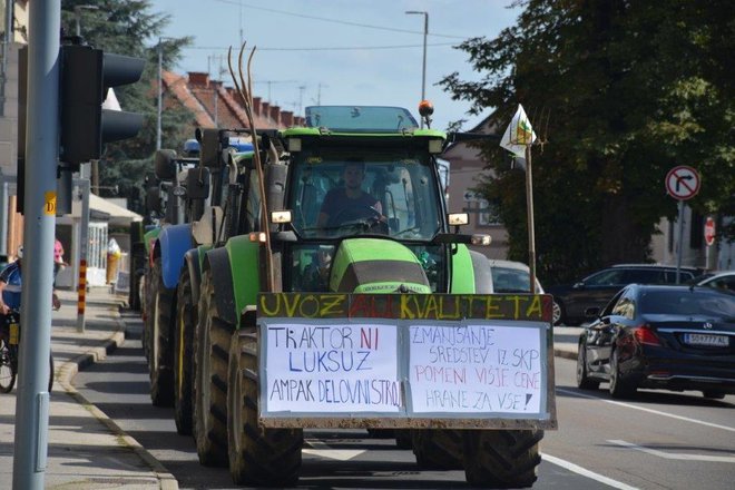 Simbolični traktorski protest so kmetje uprizorili že avgusta na Kmetijsko-živilskem sejmu Agra. FOTO: Oste Bakal