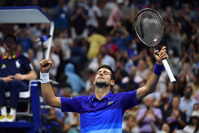 Novak Đoković se bo v četrtfinalu tako kot nazadnje v wimbledonskem finalu pomeril z Italijanom Matteom Berrettinijem. FOTO: Ed Jones/AFP