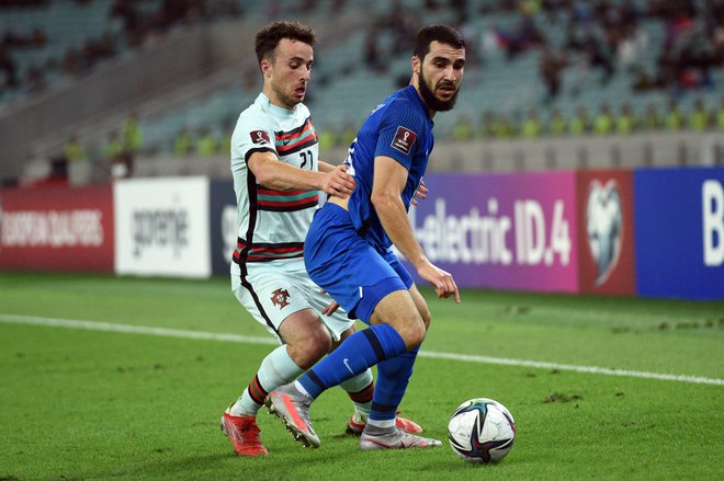 Diogo Jota (levo) se je v Bakuju izkazal z golom in podajo. FOTO: Tofik Babajev/AFP