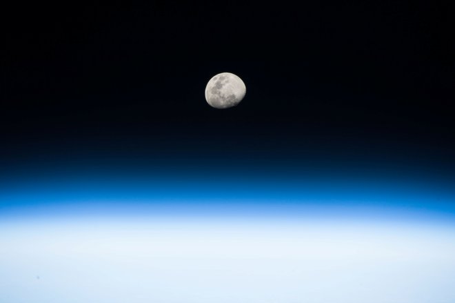 Rebecca Bresnik se med drugim ukvarja z lunarno postajo. Luno na fotografiji je z ISS posnel njen mož Randy Bresnik avgusta 2017. FOTO: Nasa/Reuters