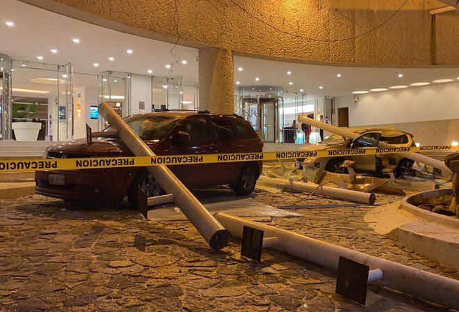 Poškodovan avtomobil zunaj hotela v Acapulcu. FOTO:&nbsp;Francisco Robles/AFP