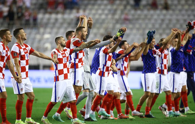 Hrvaški nogometaši so proslavljali zmago z navijači na Poljudu. FOTO: Antonio Bronić/Reuters